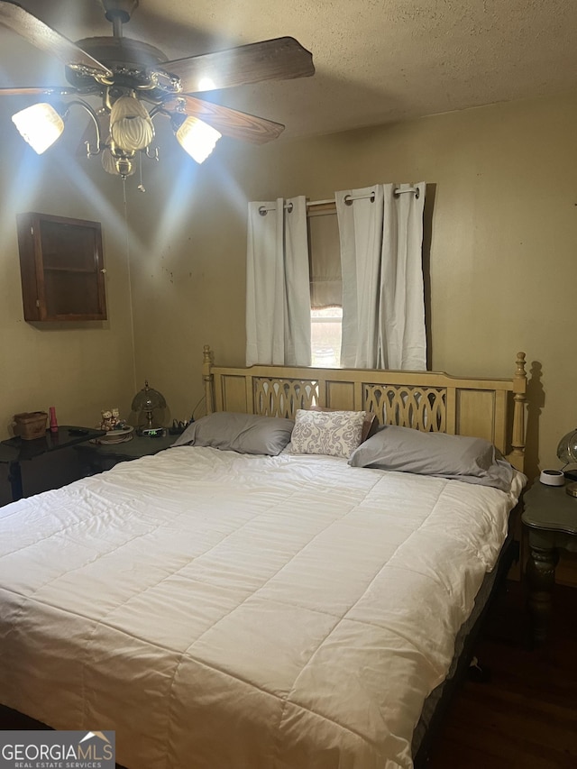 bedroom featuring a textured ceiling and a ceiling fan