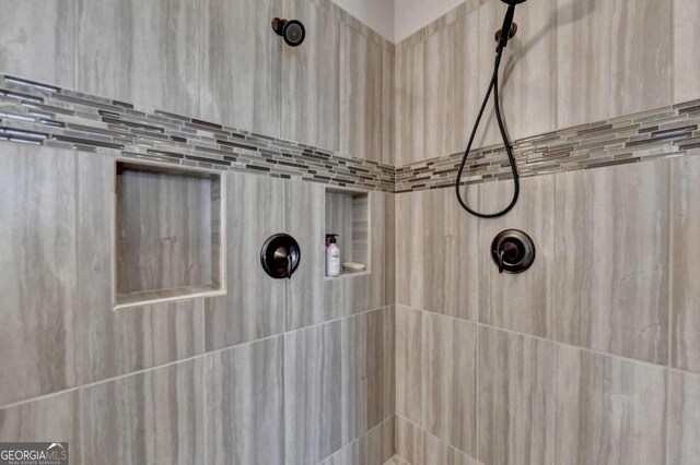 full bathroom featuring tiled shower