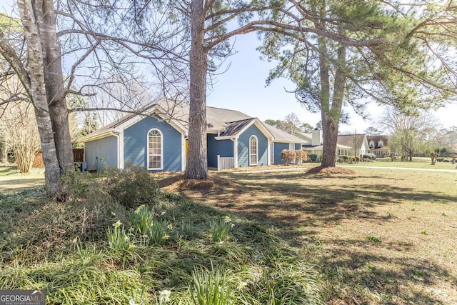 ranch-style home with a front yard