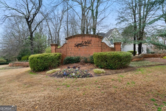 community sign featuring a lawn