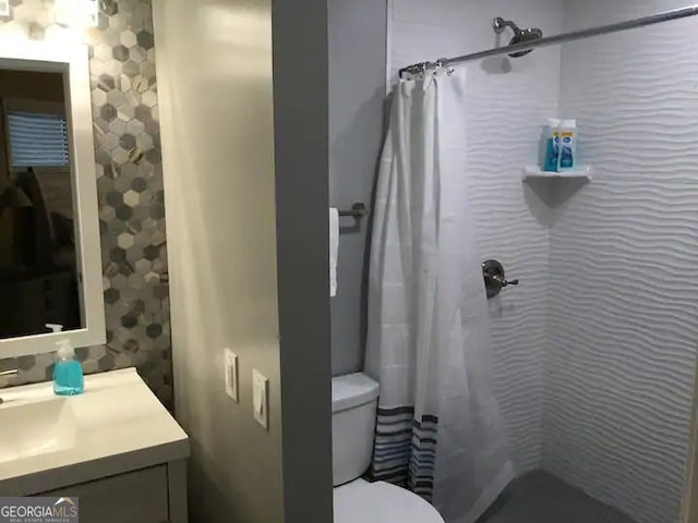 full bath featuring vanity, a shower with shower curtain, and toilet