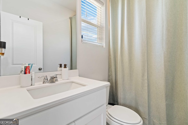 full bath with toilet, vanity, and a shower with curtain