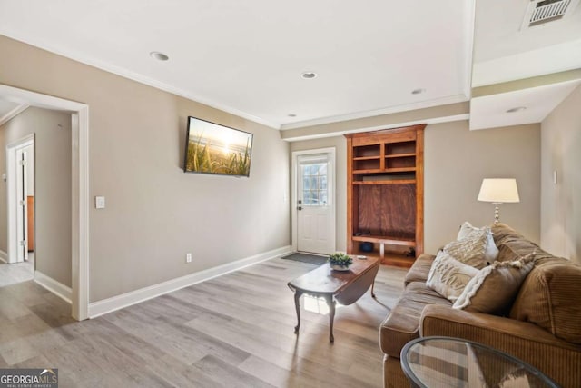 living room featuring baseboards, visible vents, light wood finished floors, recessed lighting, and crown molding