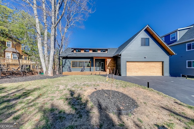 view of front of property featuring aphalt driveway and a front yard