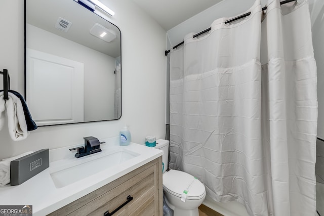 full bath with vanity, a shower with shower curtain, toilet, and visible vents