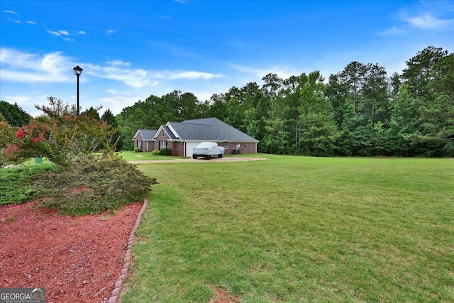 view of yard featuring driveway