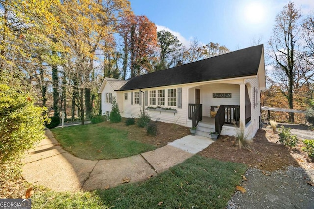 view of front of house featuring a front lawn