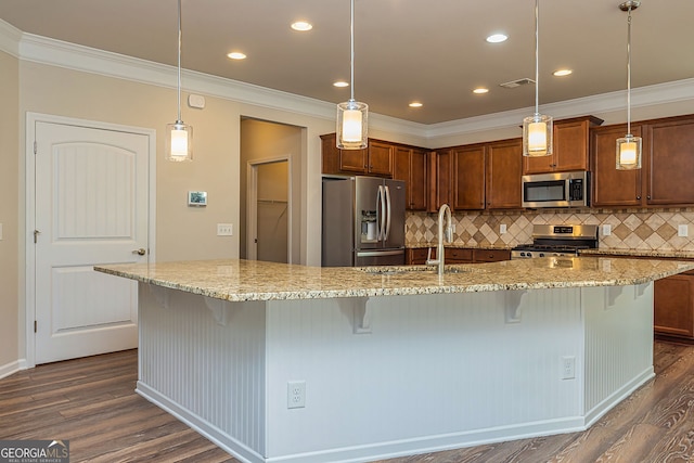 kitchen featuring visible vents, crown molding, a breakfast bar, appliances with stainless steel finishes, and dark wood-style flooring