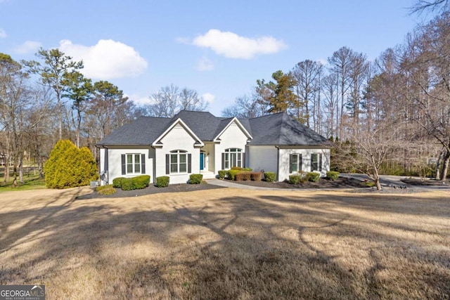 view of front of property featuring a front yard