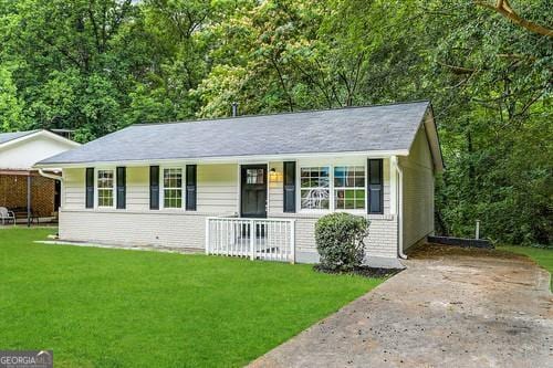 ranch-style home with a porch and a front yard