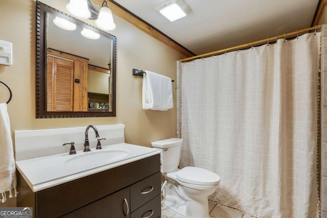 bathroom featuring a shower with curtain, toilet, vanity, and crown molding