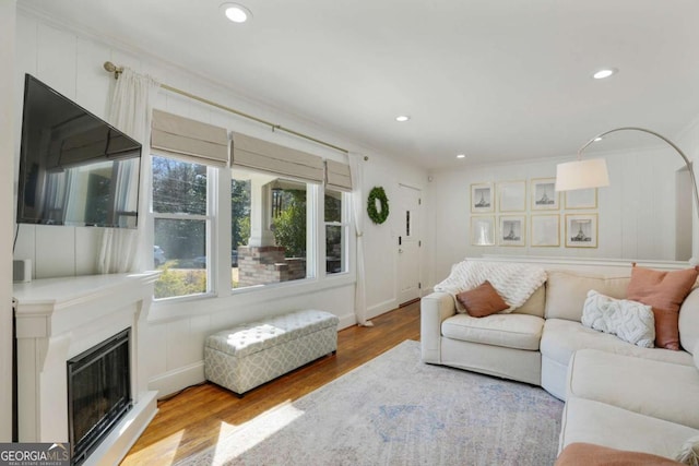 living area featuring wood finished floors, recessed lighting, and a fireplace