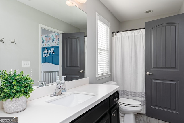 full bathroom with a shower with curtain, toilet, and vanity