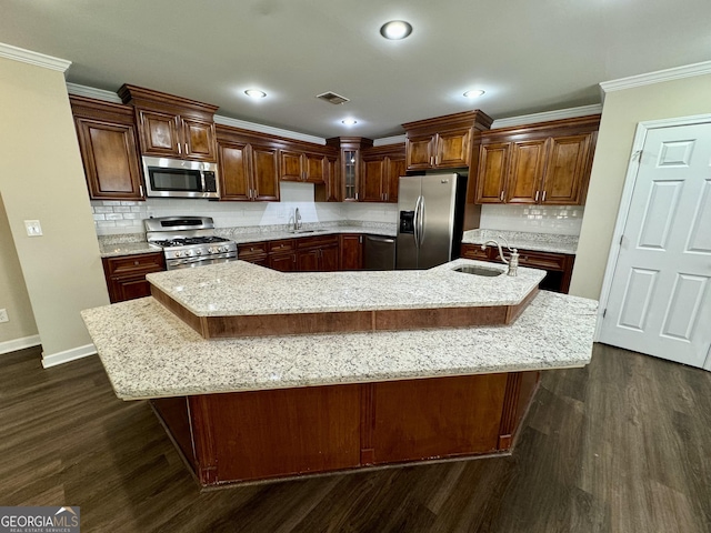 kitchen featuring a sink, stainless steel appliances, dark wood-type flooring, and ornamental molding