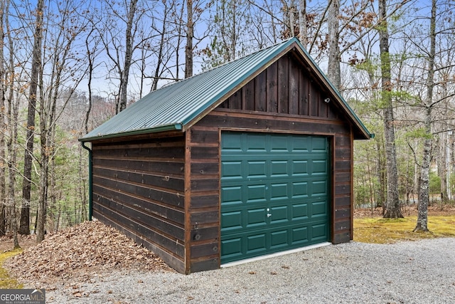 detached garage featuring gravel driveway