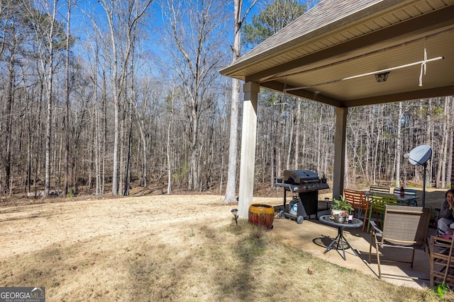 view of yard featuring a forest view