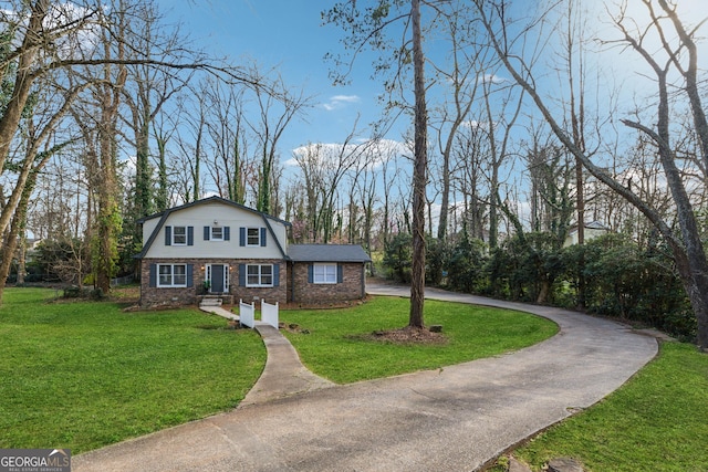 view of front of house featuring a front lawn and a gambrel roof