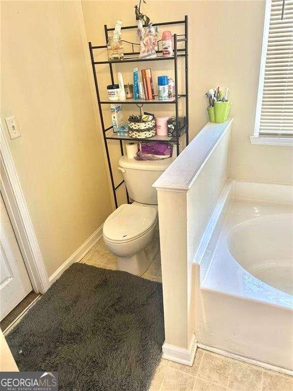 3672 Misty Oak Dr, Flowery Branch, GA 30542 - bathroom featuring a garden tub and toilet