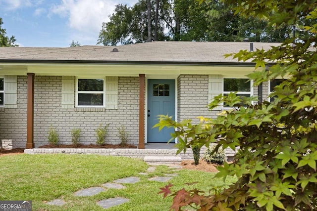 view of front facade with a front yard