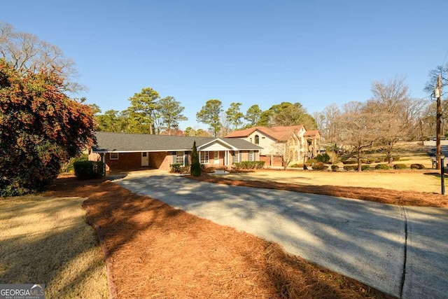 view of front facade with driveway