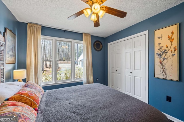 bedroom with a closet, a textured ceiling, and ceiling fan