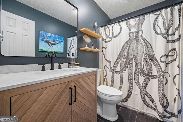 full bathroom featuring vanity, a shower with shower curtain, toilet, and a textured ceiling