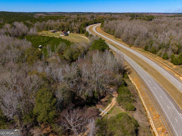 birds eye view of property featuring a forest view