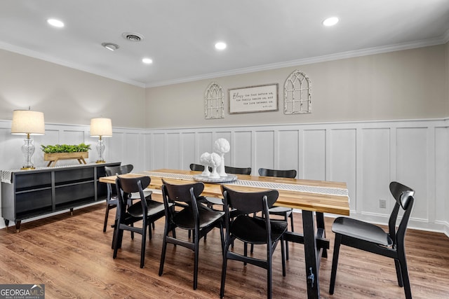 dining room with crown molding, recessed lighting, wood finished floors, and visible vents