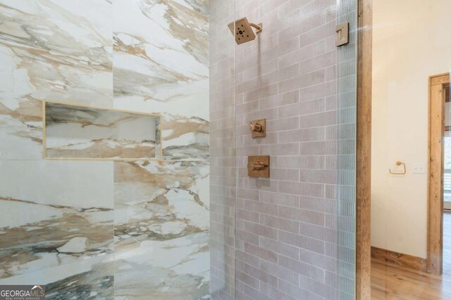 full bathroom featuring tiled shower