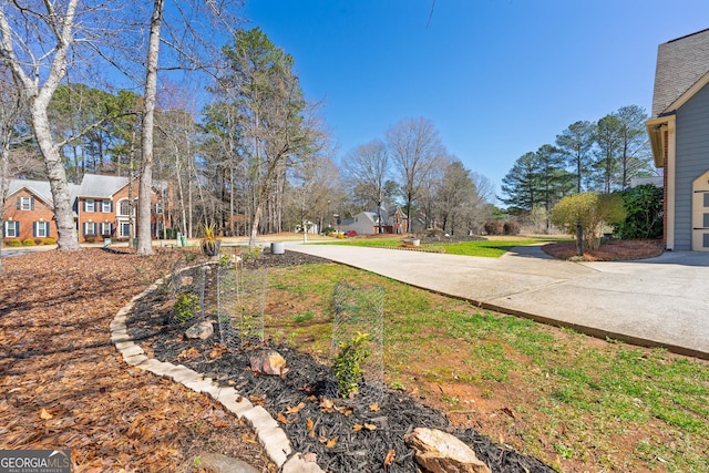 view of yard with driveway