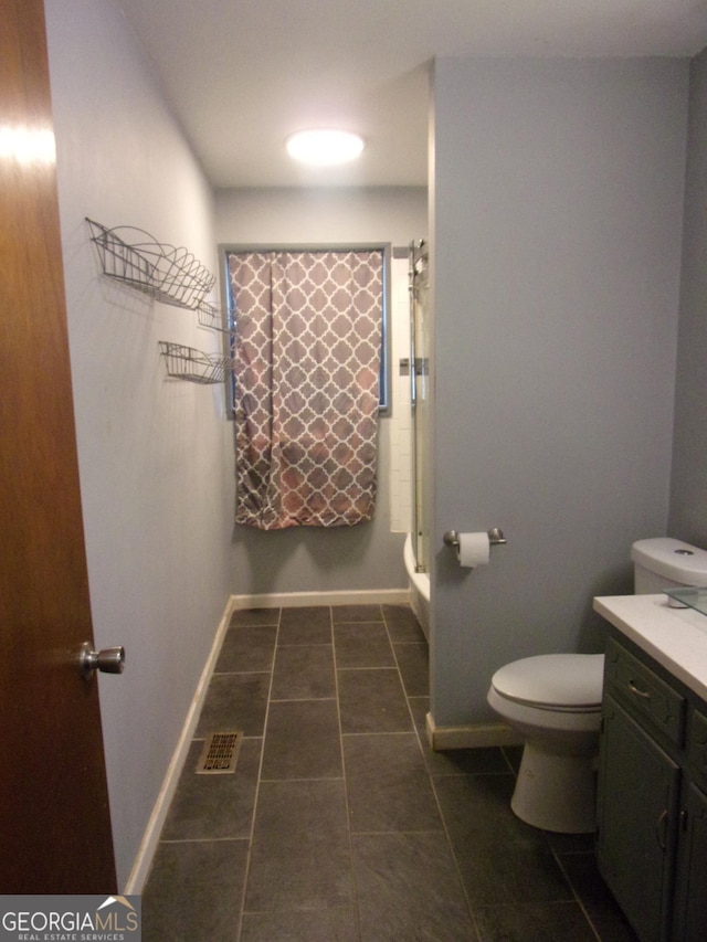 full bathroom featuring toilet, visible vents, a shower with shower door, and baseboards