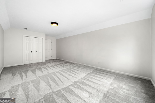 unfurnished bedroom featuring carpet flooring, baseboards, visible vents, and a closet