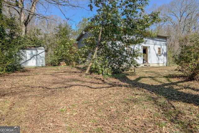 view of yard featuring a storage shed and an outdoor structure