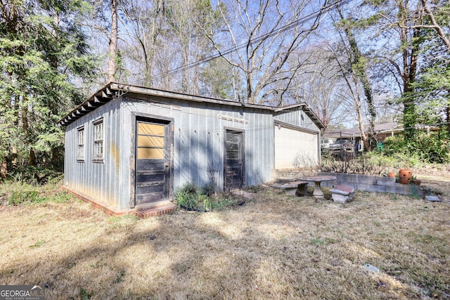 view of outdoor structure featuring an outbuilding