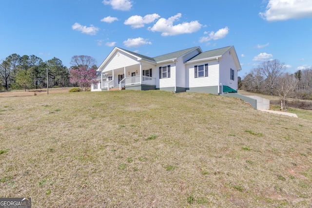 view of front of property featuring covered porch and a front lawn