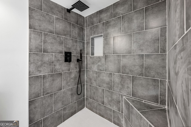 bathroom featuring tiled shower