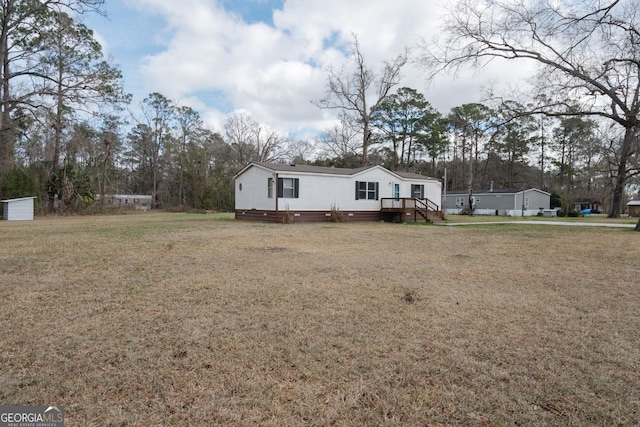 view of front of property featuring crawl space and a front lawn