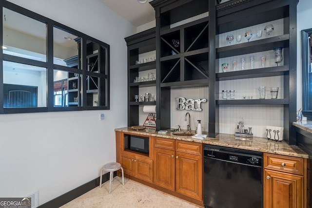 bar with baseboards, visible vents, a sink, indoor wet bar, and black appliances