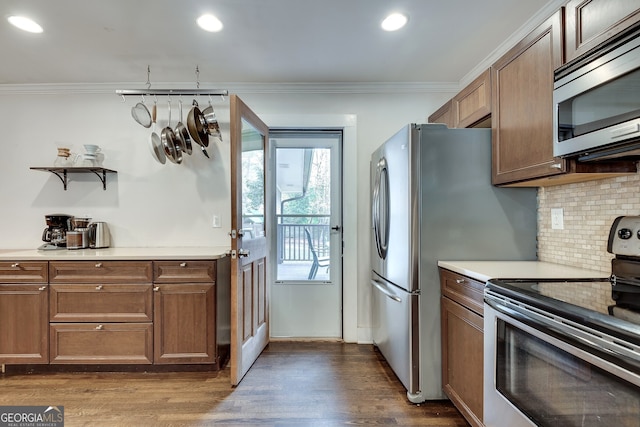 kitchen with stainless steel appliances, backsplash, dark wood-style floors, and crown molding