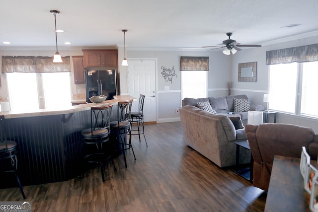 living room featuring visible vents, dark wood-type flooring, recessed lighting, baseboards, and ceiling fan