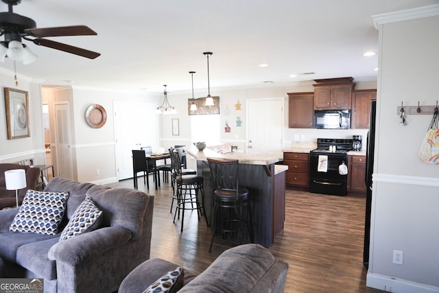 living room featuring dark wood-type flooring, baseboards, ceiling fan, ornamental molding, and recessed lighting