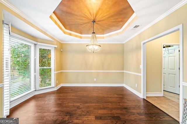 unfurnished room featuring wood finished floors, visible vents, baseboards, a tray ceiling, and a notable chandelier