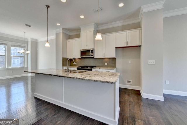 kitchen featuring visible vents, a sink, tasteful backsplash, white cabinetry, and stainless steel appliances