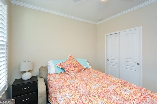 bedroom featuring a closet, crown molding, and a ceiling fan