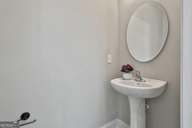 bathroom with baseboards