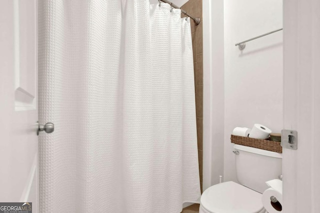 full bath featuring curtained shower and toilet