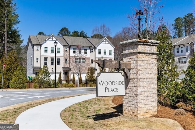 community sign featuring a residential view