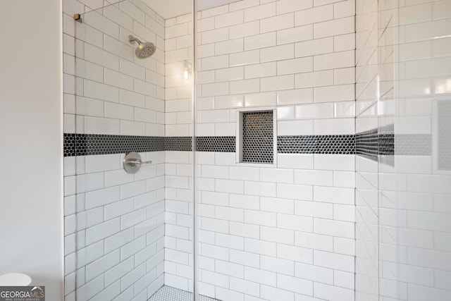 bathroom featuring a tile shower