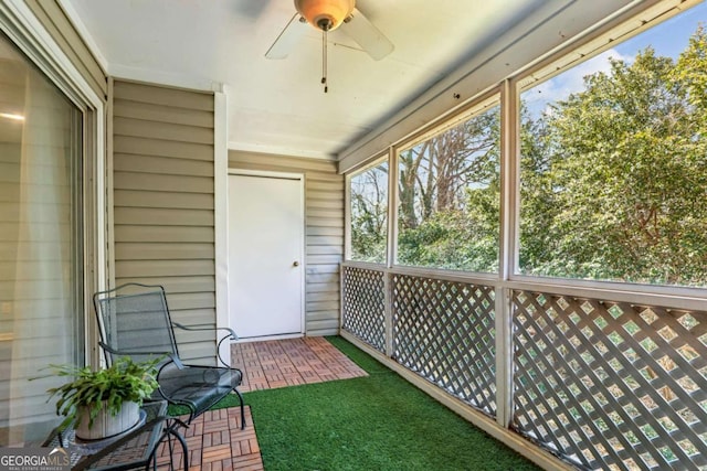 sunroom with ceiling fan