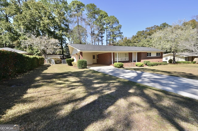 view of front of home featuring an attached carport, fence, a front yard, and driveway